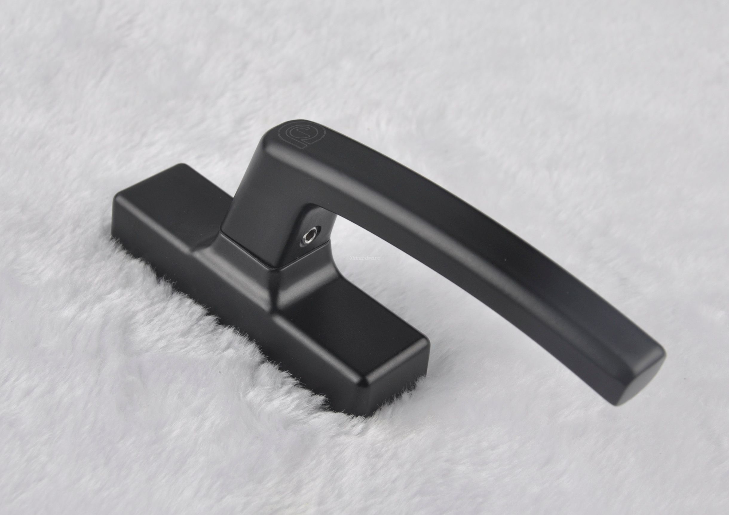 черная оконная ручка