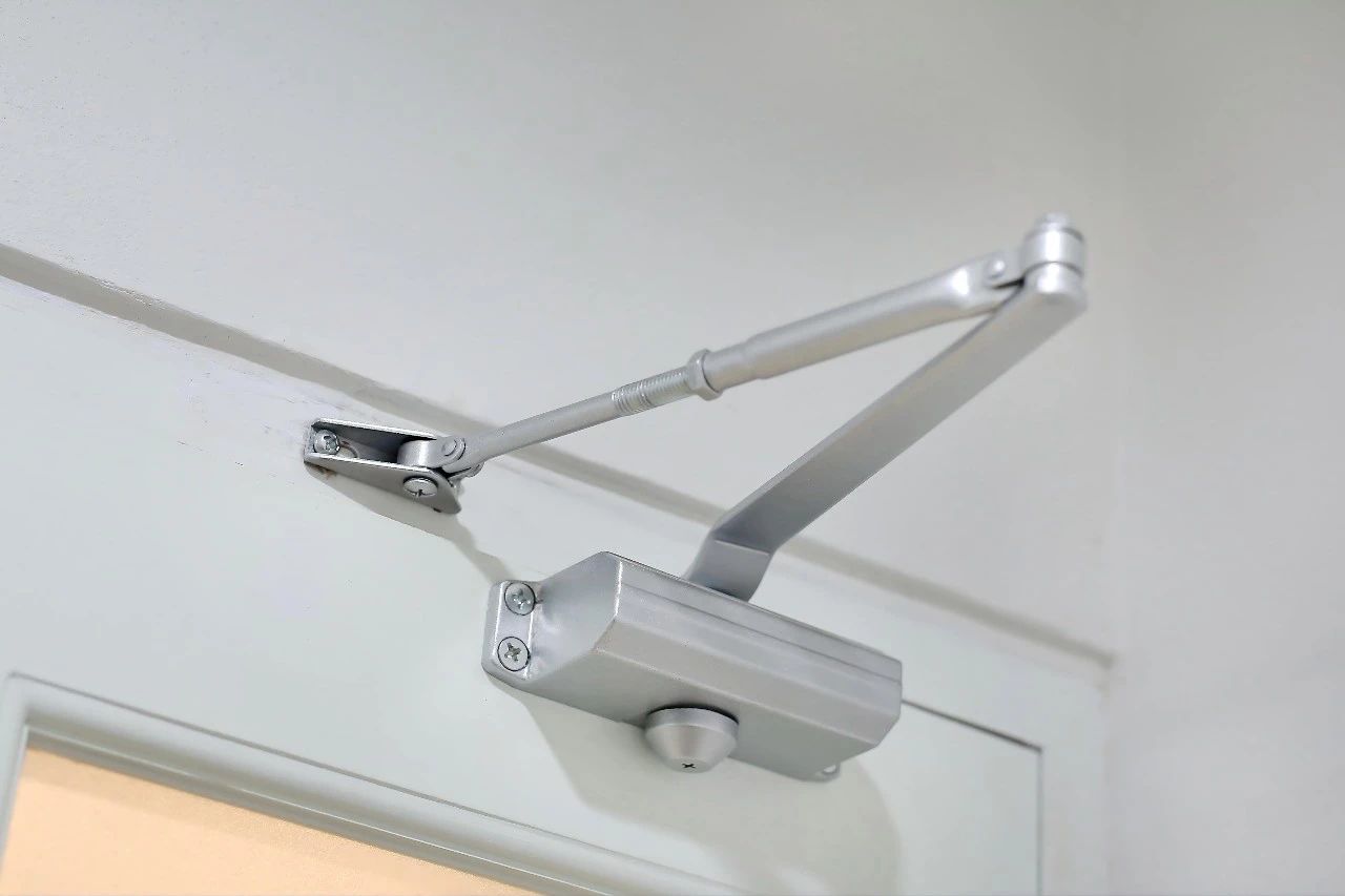 дверной доводчик