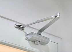 Анализ последовательного дверного доводчика по сравнению с дверным доводчиком в дверных и оконных системах зданий