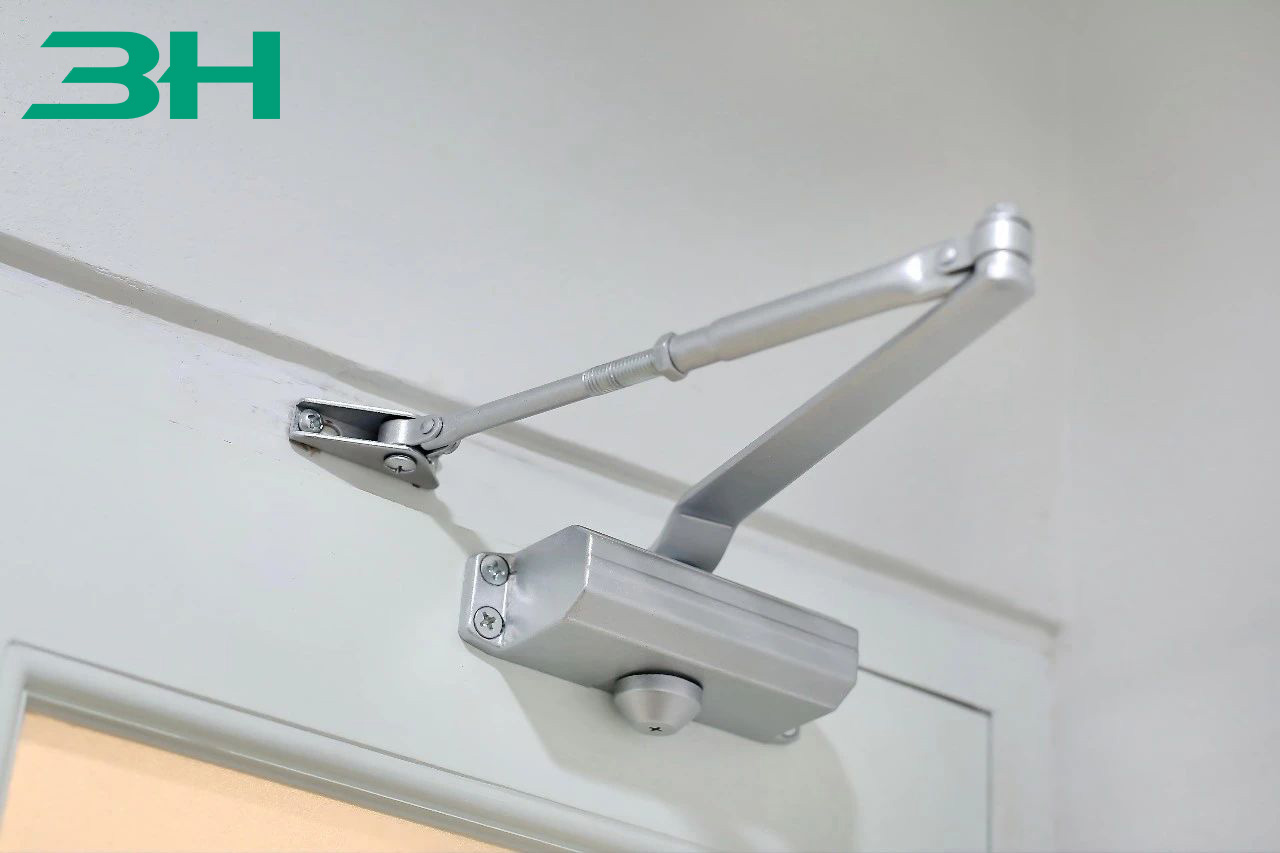 дверной доводчик