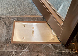 Какая грузоподъемность подходит для напольных пружин на стеклянных дверях?